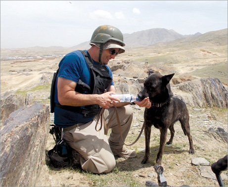 Osnovna stvar koja se nosi sa sobom u patrolu je voda za psa: u avganistanskoј provinciji Vardak, blizu granice sa Pakistanom