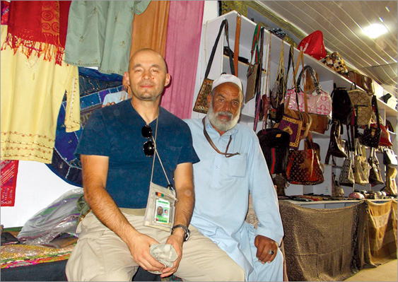 U Avganistanu јe trgovina značaјna privredna grana: u društvu sa starijim prodavcem i poznavaocem dijamanata i dragog kamenja